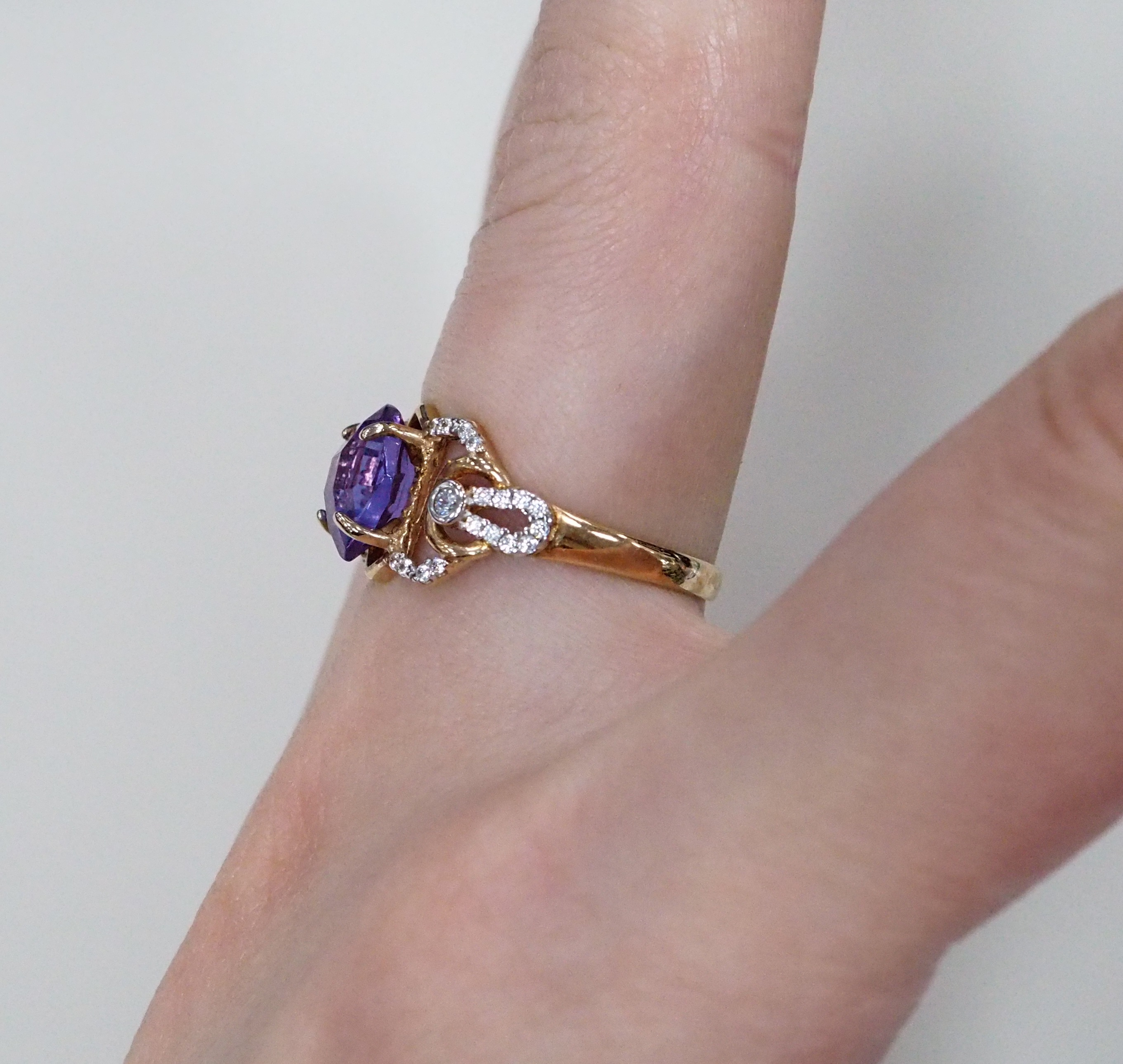 Серебряное кольцо 925 пробы; вставки 1 Алексит лаванд. и.в.; 36 Фианит бесцв.;